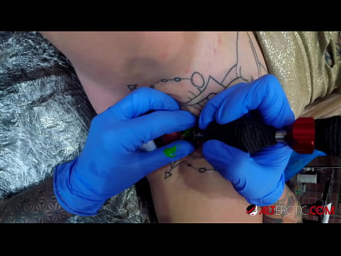 ❤️ Extremely tattooed hottie Sully Savage got a tattoo on her clitoris ️❌ Porno fb at us en-us.dewporn.ru ☑